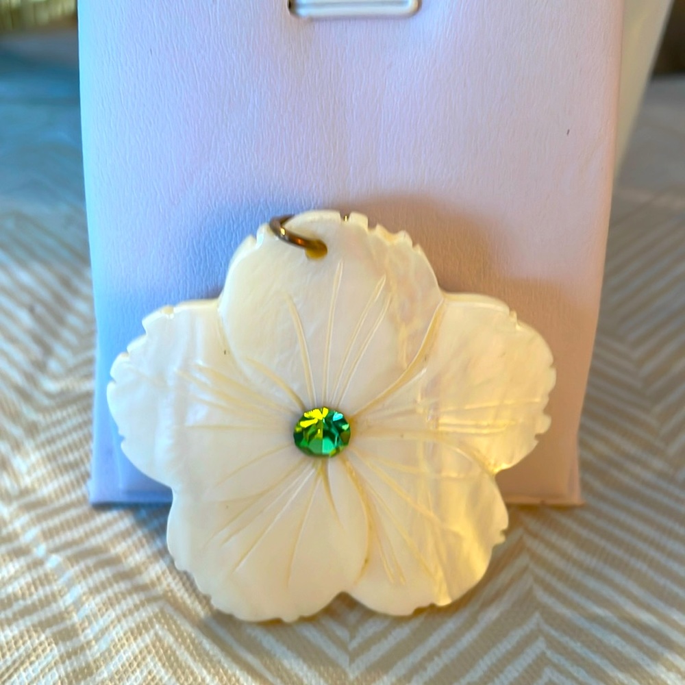 ** 3/$15 NWOT Mother of Pearl Flower & Green Crystal Enhancer - Picture 1 of 2